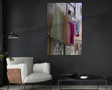 Kleurrijke handdoeken voor een Portugees gebouw van Minimalistiche reisfotografie by.Rieneke