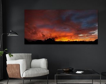 Een vurige zonsondergang van Corinne Welp