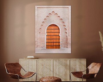 Wooden door and brick wall in Marrakech by Photolovers reisfotografie
