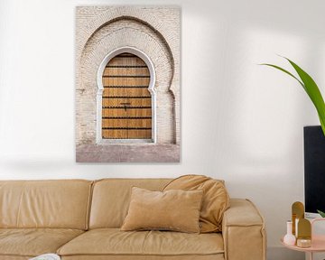 Brown door and beige facade in Marrakesh by Photolovers reisfotografie