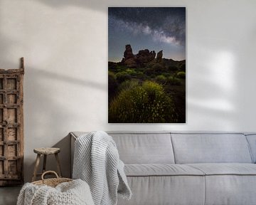 Melkweg boven de rotsen in nationaal park El Teide in Tenerife. van Jos Pannekoek