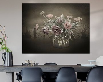 Stilleven Tulpen in Oude Meesters stijl. Taupe. van Alie Ekkelenkamp