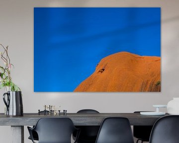 Rode Rots (Uluuru - Ayers Rock) tegen Strakblauwe Outback Lucht van Joyce van Dijk Fotografie