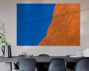Rode Rots (Uluuru - Ayers Rock) tegen Strakblauwe Outback Lucht van Joyce van Dijk Fotografie