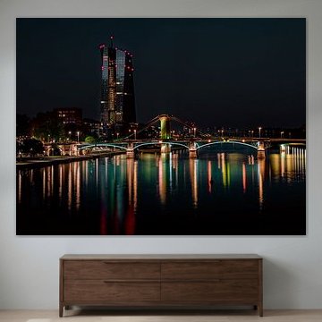 s Nachts in Frankfurt am Main met brug