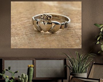 Traditionele zilveren Ierse Claddagh ring uit de stad Galway van Frans Rombout
