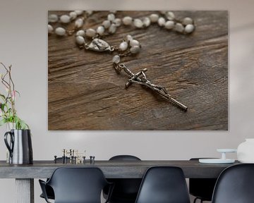 Katholieke rozenkrans op een oud houten ondergrond van Frans Rombout