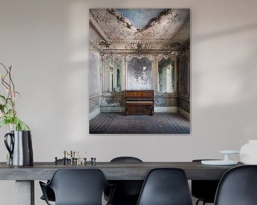 Piano in Verlaten Salon. van Roman Robroek - Foto's van Verlaten Gebouwen