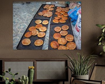 Pita brood bij een bakker in Fez, Marokko