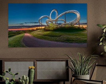Tiger & Turtle becomes more than just a sculpture in the blue hour. It becomes a luminous work of art that casts a spell over the viewer. A sight that impressively stages the unique combination of art, architecture and light. by LICHTERKISTE