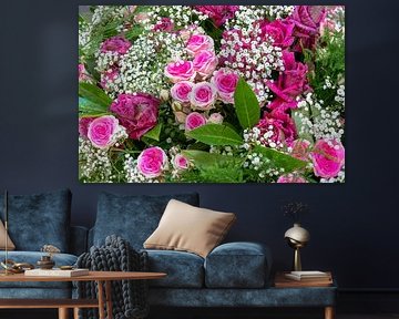 Boeket met roze rozen en gipskruid