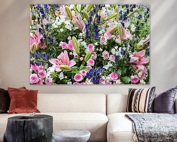 Boeket met roze rozen, roze lelies en blauwe ridderspoor van Dieter Meyer