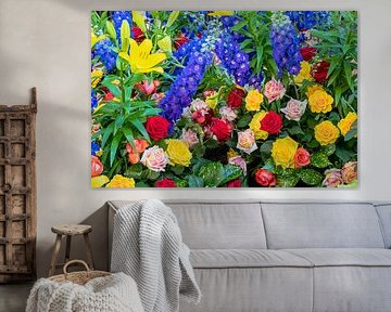 Boeket met gele, rode en witroze gekleurde rozen met blauw van Dieter Meyer