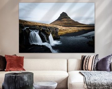 Kirkjufell avec chute d'eau dans la lumière d'automne - Islande sur Ashwien Jurawan