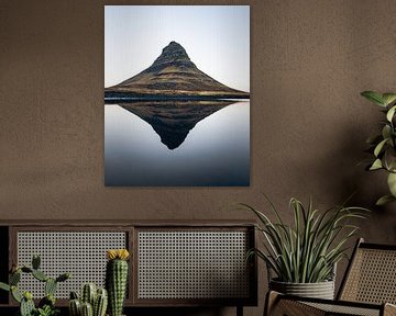 Kirkjufell se reflétant dans l'eau calme - Islande sur Ashwien Jurawan