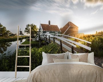 Zonsopkomst bij Zaanse huisjes en molen – typisch Holland