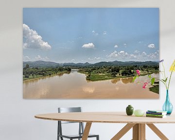 Heuvelachtig landschap en Vietnamese rivier van Frank Photos