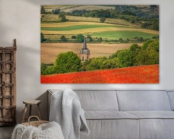Kerkje van Eys omringt door klaprozen