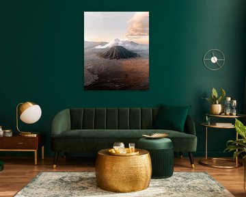 Tussen rook en licht – het landschap van Mount Bromo van Ashwien Jurawan