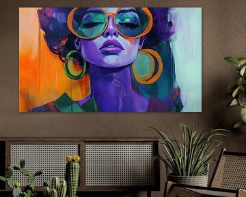 Bunte und moderne Frau mit Ohrringen und Sonnenbrille abstraktes Panorama