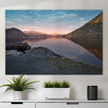 Fjord in Norwegen mit blauen Himmel