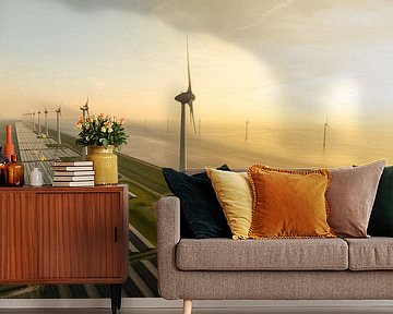 Windturbinen und Sonnenkollektoren an einem Seeufer