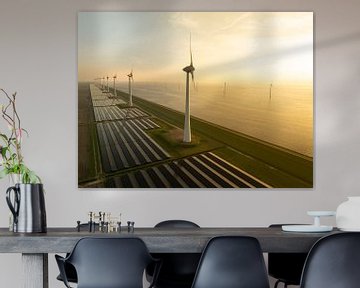 Windturbines en zonnepanelen aan de oever van een meer van Sjoerd van der Wal Fotografie