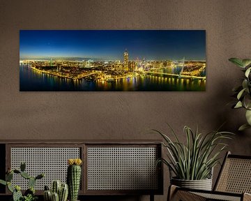 Skyline von Rotterdam bei Nacht mit Blick auf die Erasmusbrug über die von Sjoerd van der Wal Fotografie