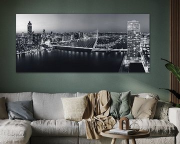 Skyline von Rotterdam bei Nacht mit Blick auf die Erasmusbrug über die von Sjoerd van der Wal Fotografie
