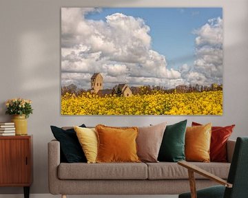 Kerkje Ransdaal door koolzaad en wolken omringd