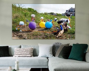 Skippie-Ball-Rennen von Fubby-Puppen auf Luftballons.