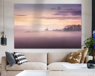Die kleine Kirche von Garmerwolde (Groningen) im Nebel bei Sonnenaufgang