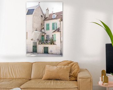 Scène de rue française avec de jolies façades, des volets et portes verts et une terrasse sur Birgitte Bergman