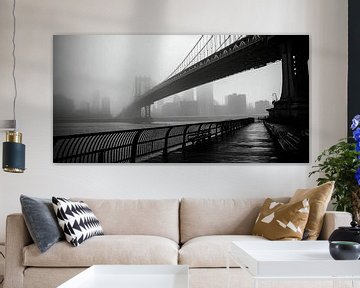 Manhattan Bridge im Nebel - minimalistische Mystik von Vlindertuin-Art