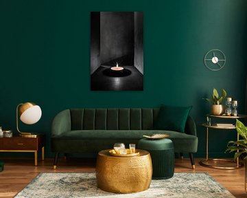 Kaarslicht in minimalistische ruimte van Imperial Art House