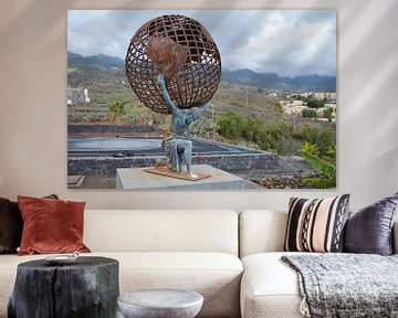 Atlas draagt de wereld op Tenerife van Minimalistiche reisfotografie by.Rieneke