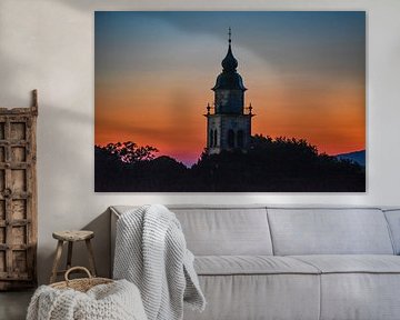 Kerktoren in Vipava, Slovenië, bij zonsondergang