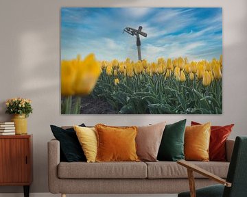 Sprayer zwischen den gelben Tulpen von peterheinspictures