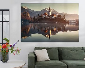 Morgenlicht auf der Insel Bled von Roy Poots