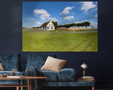 Wit landelijk Brinta huisje onder een wolkenlucht in Groningen van KB Design & Photography (Karen Brouwer)