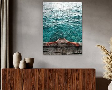 Orangefarbene Treppe im Meer