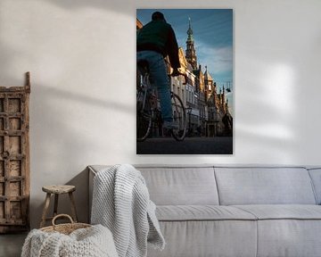 Stadhuis van Leiden met fietser op de Breestraat – dynamische stadsfotografie van Studio Ajuut