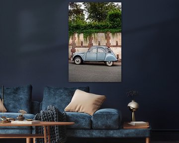 La Citroën 2CV bleue dans les rues de France - une voiture classique pleine de charme sur Studio Ajuut