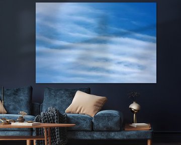Blauwe lucht met witte cirrus wolken van Jan Brons