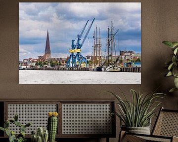 Uitzicht over de rivier de Warnow naar de Hanzestad Rostock van Rico Ködder