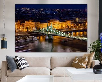Panorama du soir de Budapest avec le Danube et le Pont de la Liberté au premier plan