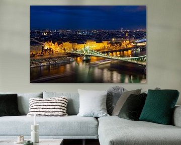 Panorama du soir de Budapest avec le Danube et le Pont de la Liberté au premier plan