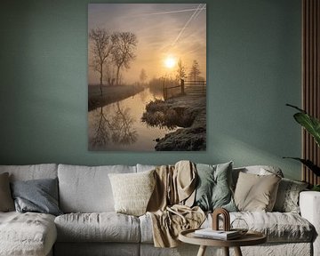 koude zonsopkomst in de winter met zon en mist bij een slootje in Leusden