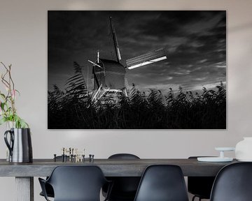Moulin à vent à Kinderdijk noir et blanc le soir après la tombée de la nuit sur Margreet Riedstra