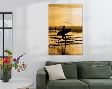 Silhouette van surfer die naar het water loopt in Scheveningen van Sander de Vries